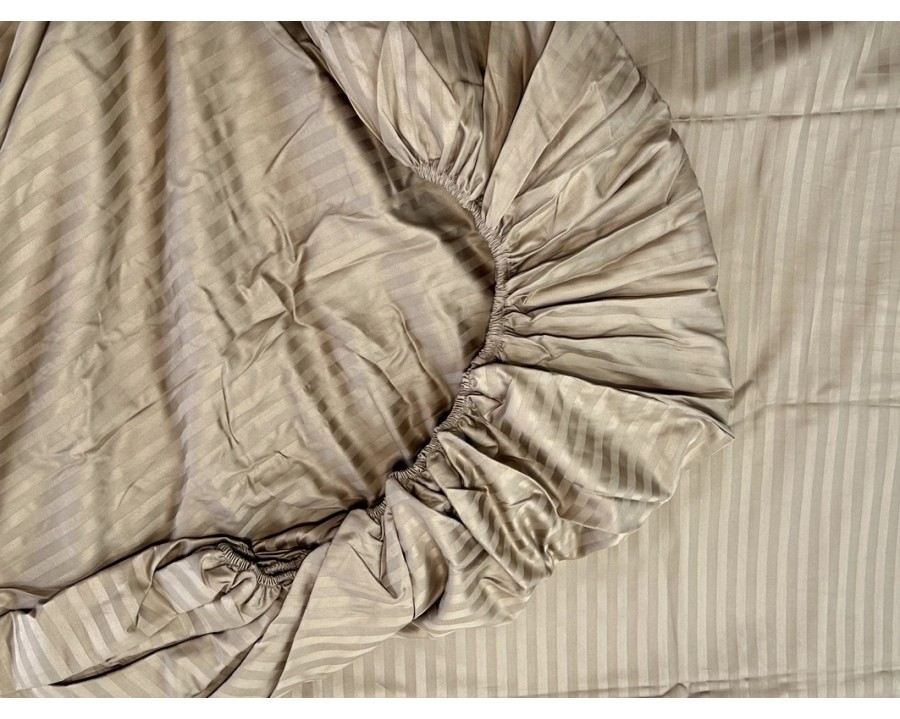 Постельное белье LARA d13204e160 natural сатин-страйп LUX с простынью на резинке 160х200х25 евро